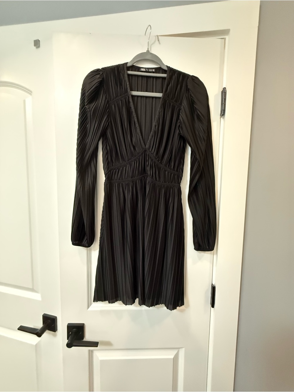 Zara Black Pleated V-Neck Long Sleeve Dress